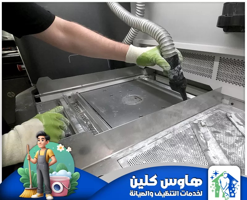 شركة تنظيف مسابح بالرياض | 0506747660 | هاوس كلين رجل يرتدي كمامة ينظف طاولة، مُمثلاً خدمة تنظيف مطاعم في الرياض