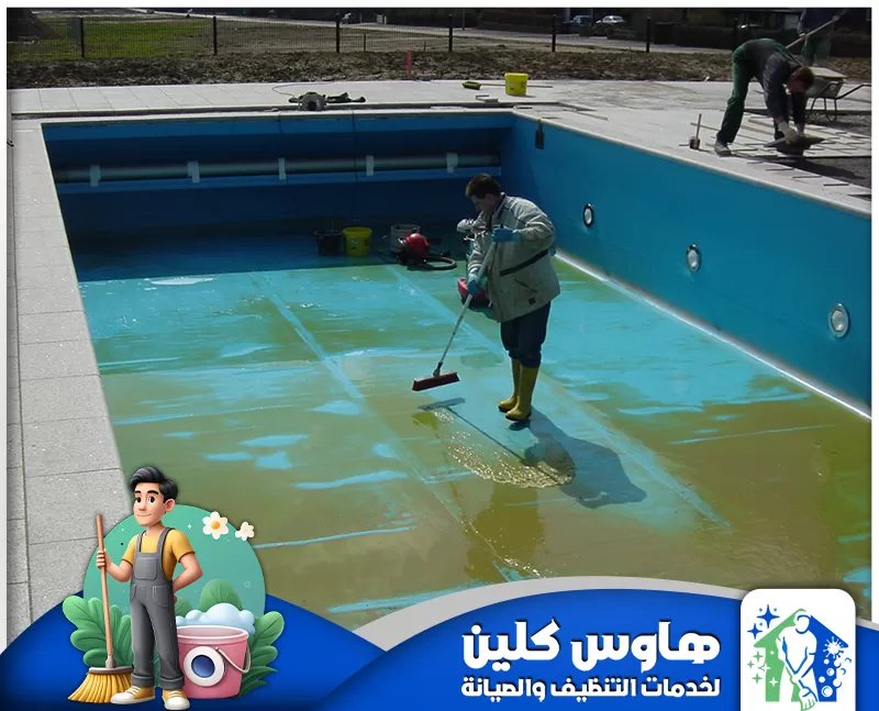أفضل شركة تنظيف مسابح في الرياض | 0506747660 | معتمدة رجل يستخدم ممسحة لتنظيف مسبح، مستعرضًا خدمات تنظيف مسابح احترافية في الرياض.